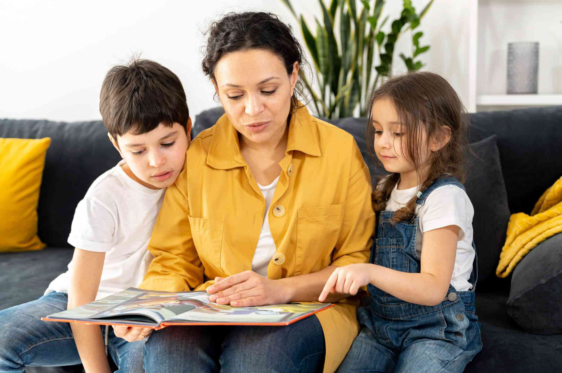 b83349824e8e45c4899447bf28f62c9b-mom-in-yellow-shirt-reading-to-kids_l (1)