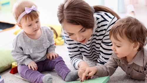 Kind leert met speelgoed samen met gastouder