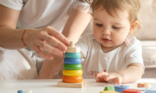 Kind leert met speelgoed samen met gastouder